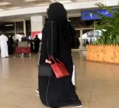 فيديو جريء لفتاة سعودية لم تستطيع تمالك نفسها أمام وسامة شاب يعمل في محل العطور وهذا ماطلبته منه دون خجل!