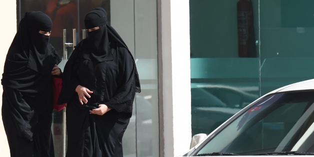 شاهد  سعودية توفي زوجها فتزوجت من شقيقه الاصغر .. وفي ليلة الزفاف حدث مالا يصدقة عقل !