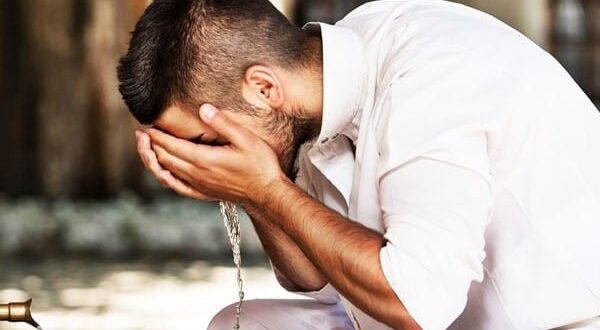 ما حكم من يعاني سلس البول ويتساقط منه نقاط بعد الوضوء وفي الصلاة هل يعيدهما ؟