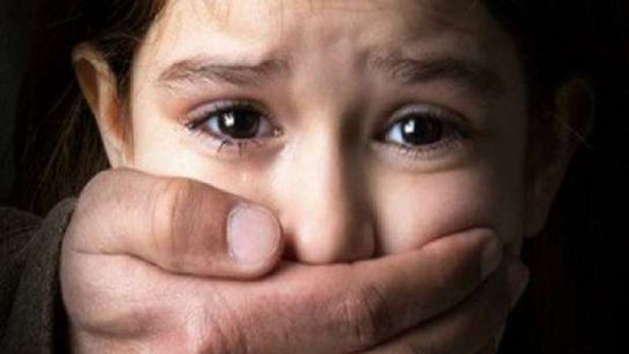 مشهد تمثيلي لاغتصاب طفلة 