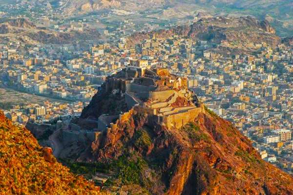 شاهد وحشيتها ارعبت الأهالي.. سلخ جلد وجه وكتف وصدر مواطن عن جسمه قبل تصفيته في تعز (صورة)