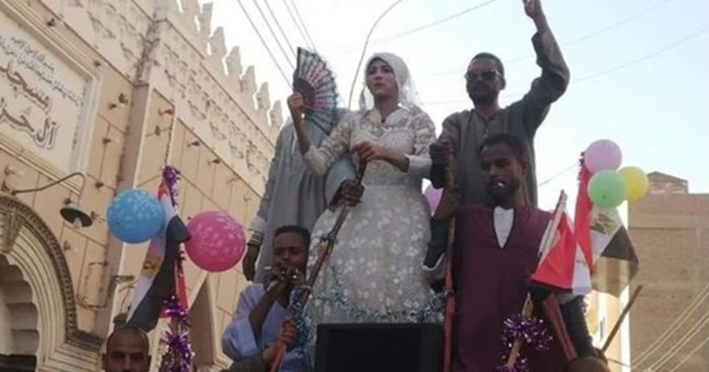 شاب بفستان زفاف في مصر