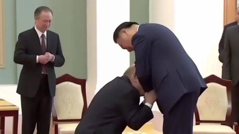 الكشف عن حقيقة صورة بوتين وهو جاثيا على ركبته يقبل يد الرئيس الصيني