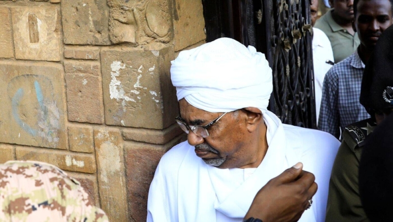 مصادر تكشف مكان الرئيس السوداني المعزول عمر البشير بعد خروج السجناء من سجن كوبر