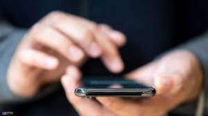 حسناء سعودية تعطي جوالها للناس في وسط الشارع وتباغتهم بطلب صادم ..المفاجأة ماذا طلبت