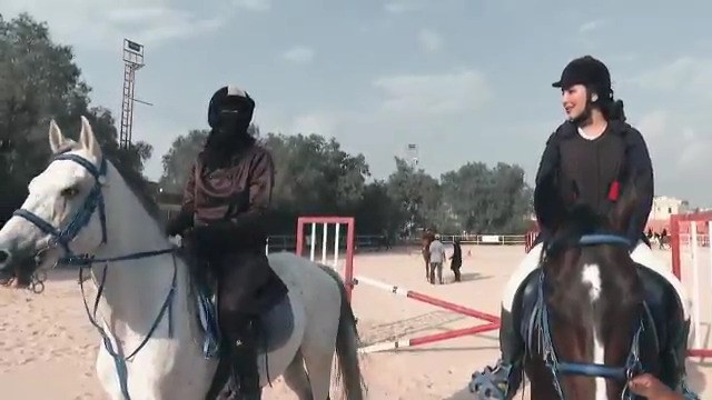 شاهد.. فتيات سعوديات يُبهرن الجميع ويمارسن رياضة ركوب الخيل وقفز الحواجز بصورة مذهلة 