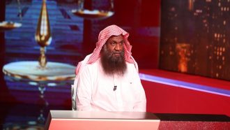شاهد إمام الحرم السابق الشيخ عادل الكلباني يشعل جدلا واسعا بالسعودية بعد ظهوره في إعلان تجاري
