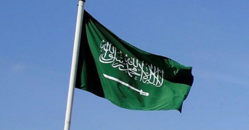 السعودية  : الجوازات تكشف عن الجنسيات التي أمر الملك سلمان بتمديد اقامتهم مجاناً لمدة سنة كاملة