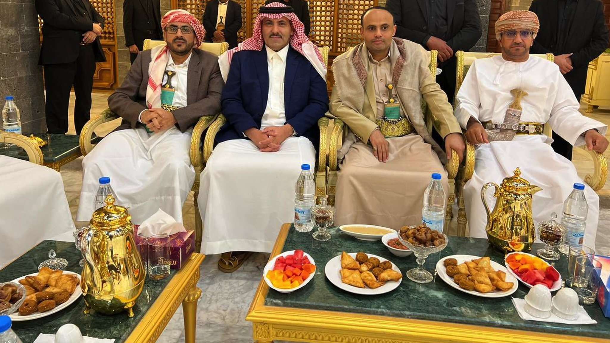 تطورات عاجلة ..عودة مفاوضات السلام بعد تفعيل الوساطة العمانية ووفد سعودي يصل صنعاء