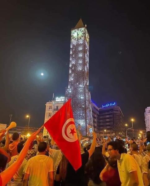 تونس: احتفالات بعد اعلان نتائج الاستفتاء على الدستور الجديد الذي طرحه الرئيس قيس سعيد والنتائج لصالح هذا الطرف !