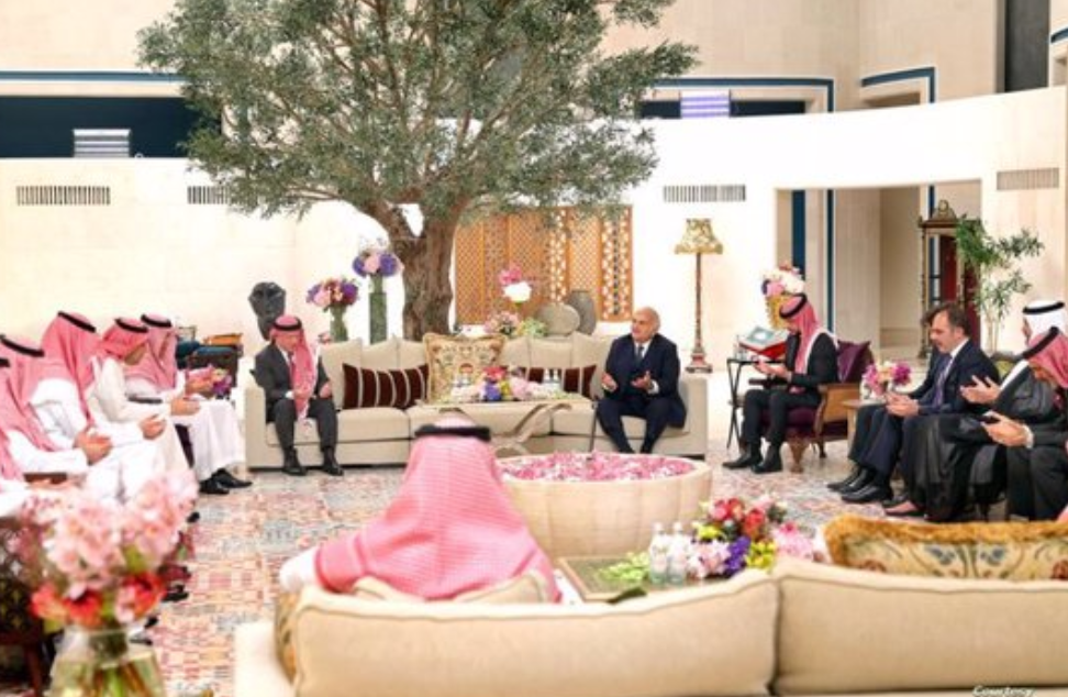 كاتب تركي يعلق على خطوبة الأمير الحسين .. زواج الأمير الحسين من الأميرة رجوة، في المستقبل القريب، سيكون له أثر إيجابي على العلاقات الحالية بين الأردن والسعودية
