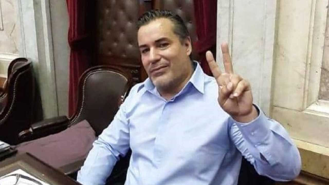 فضيحة مباشرة على الهواء لبرلماني مارس الحب مع صديقته مما أضطره لتقديم استقالته