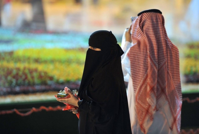 ردة فعل غريبة لـ امرأة بعدما تفاجأت بزواج زوجها من أرملة أخيه