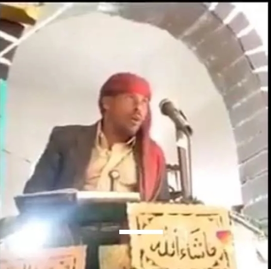 لهذا السبب الصادم ..شاهد لحظة قطع خطيب حوثي لخطبة الجمعة بعد دخول عمه للمسجد ولن تصدق ردة فعل المصلين!