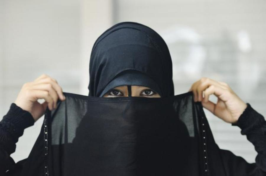 السعودية..ضبط فتاة حسناء دخلت محل وتعمل هذا الشيء الصادم مع البائع.. والمفاجأة كيف تم كشف امرهم؟!