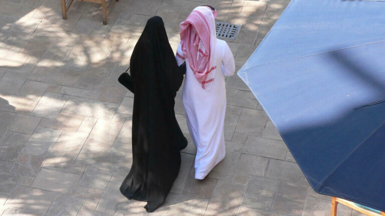 صدمة العمر ..مواطن سعودي يطلق زوجته ويزوجها مصري كمحلل لتعود إليه و بعد الزواج كانت المفاجأة