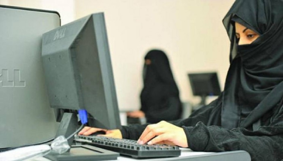 فتاة تعمل محاسبة