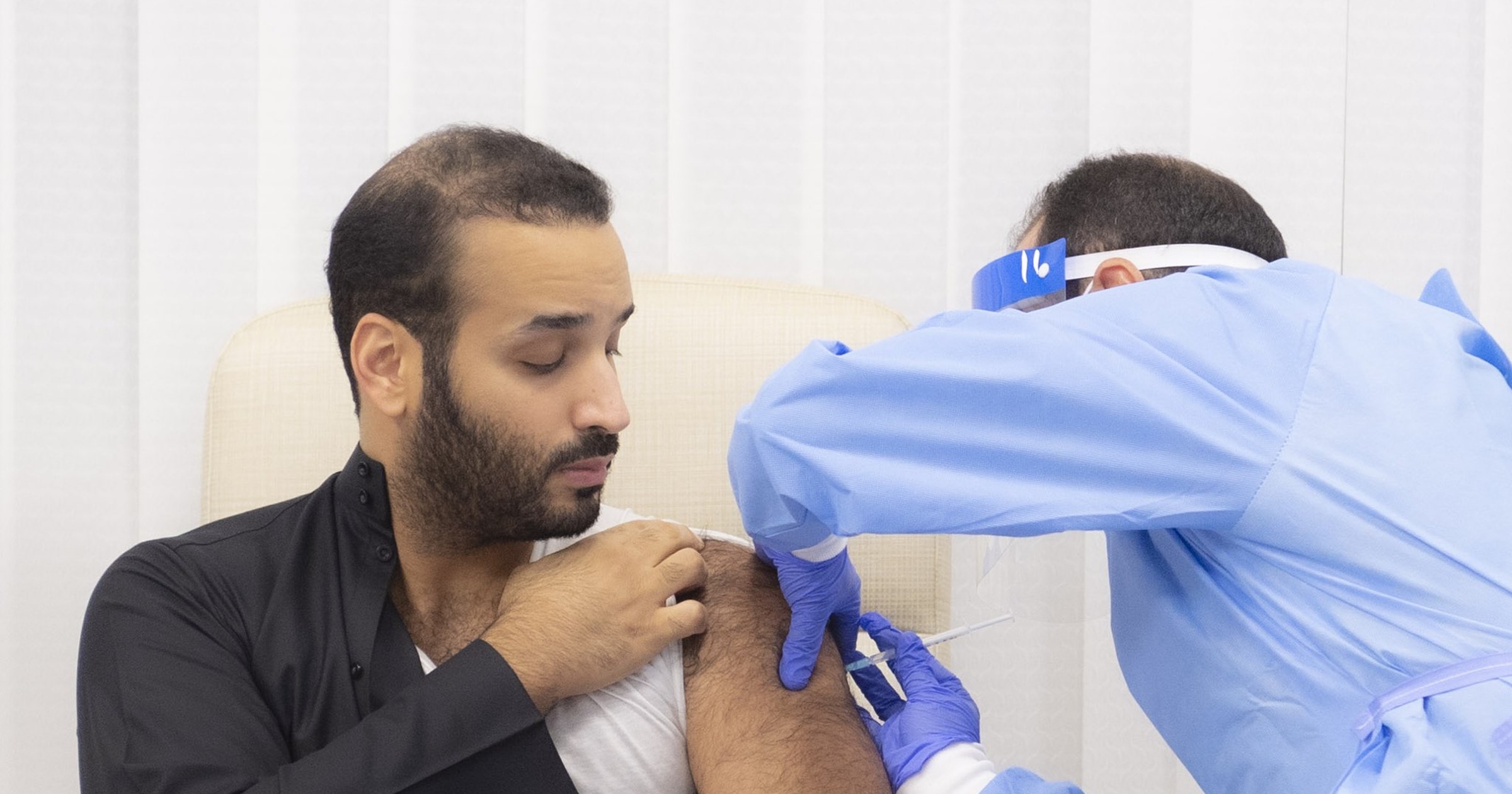 ولي العهد محمد بن سلمان يجري لقاح كورونا