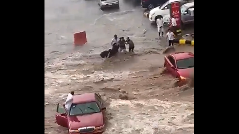  شاهد محاولة إنقاذ سيدة سعودية كادت تسحبها السيول التي اجتاحت المملكة ..صورة