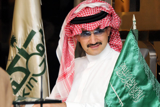 شاهد فتاة سعودية تباغت الأمير الوليد بن طلال بطلب غير متوقع أمام أولاده .. والمفاجأة في ردة فعله
