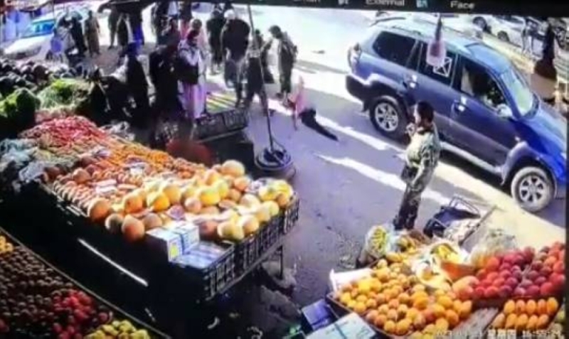 طار في الهواء.. شاهد: حوثي يركل طفل صغير بكل قوة في بسطة شعبية بصنعاء اثار غضب واسع