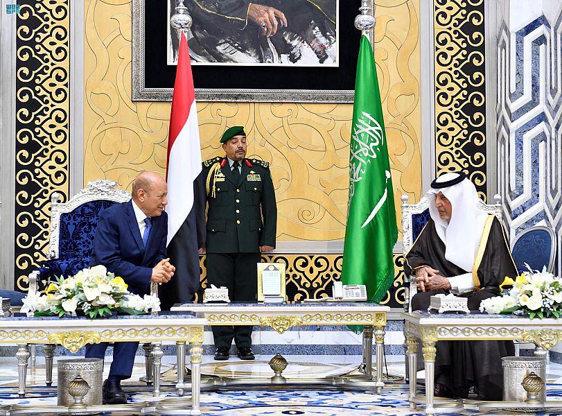 رئيس مجلس القيادة الرئاسي اليمني يصل جدة .. والمفاجأة فيمن كان بمقدمة مستقبليه ( شاهد الصور ) 
