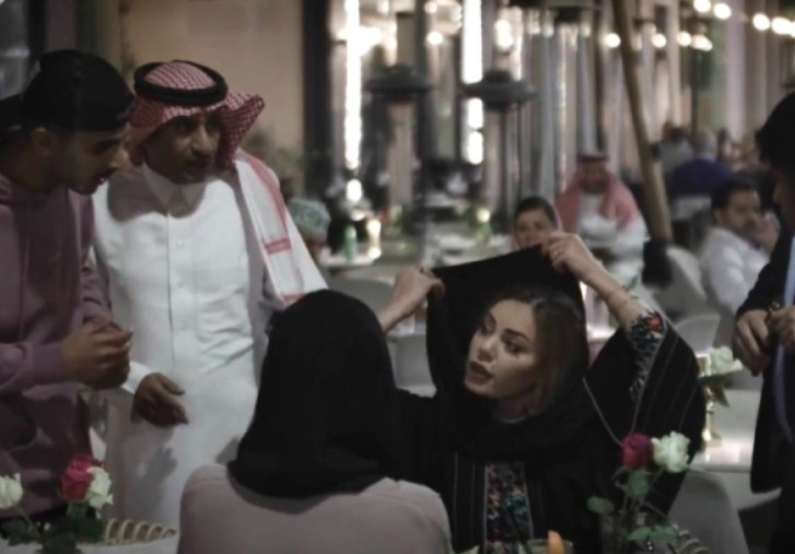  شاهد فتاتان سعوديتان تعترضان على تواجد رجل ملتحي داخل مطعم.. لن تصدق ردة فعل الزبائن!! 