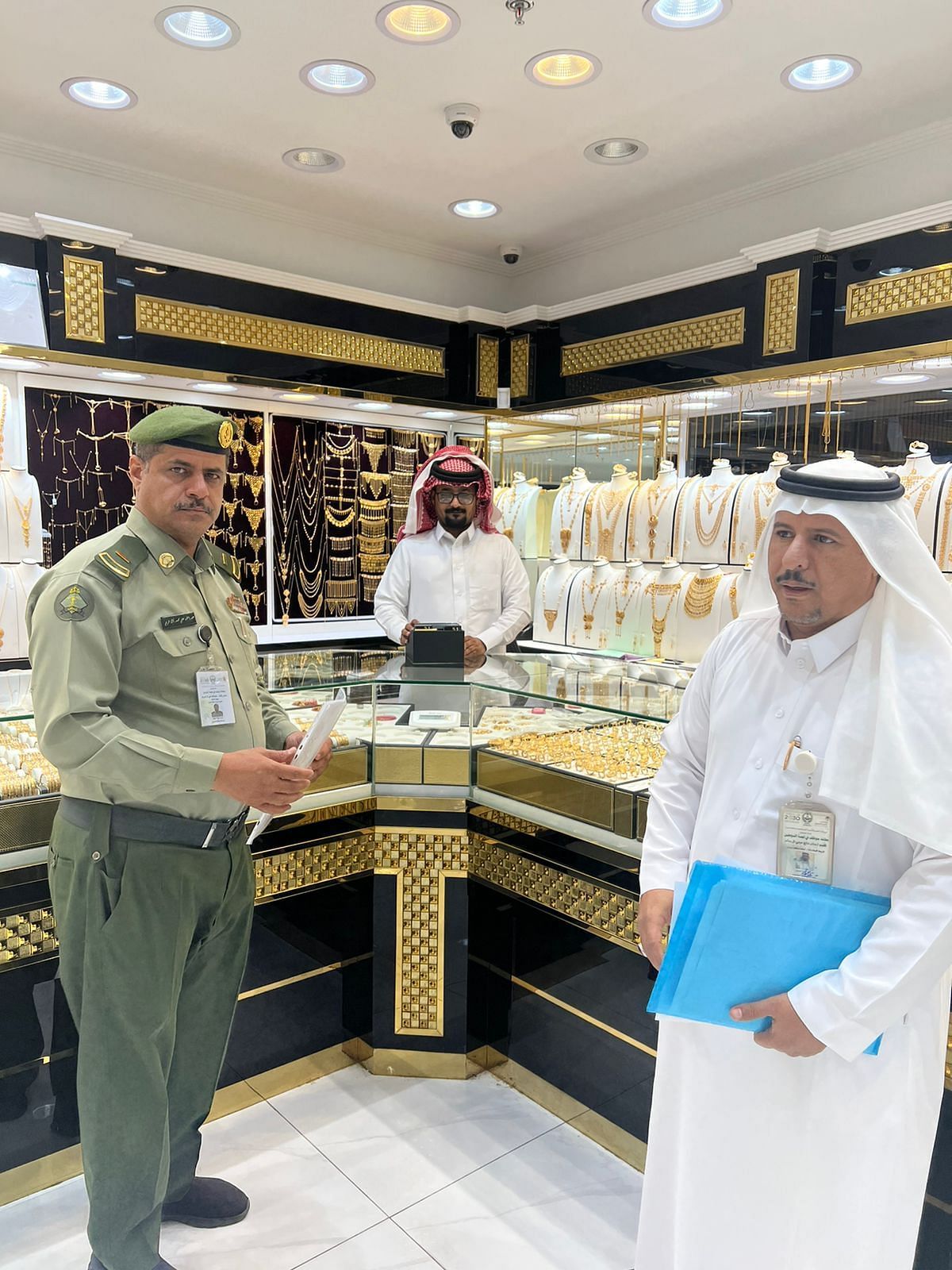 ضربة موجعة يتلقاها المقيمين العاملين في هذه المهنة بالسعودية بعد توطينها بنسبة 100% !