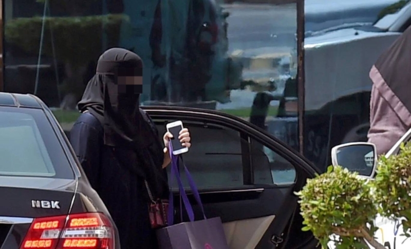 معلمة سعودية تصادف نزول صديقتها المقربة من سيارة جارها بالحي لتكتشف الصدمة بعد معرفتها الحقيقة !