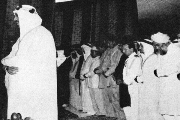 الملك سعود يؤم المصلين
