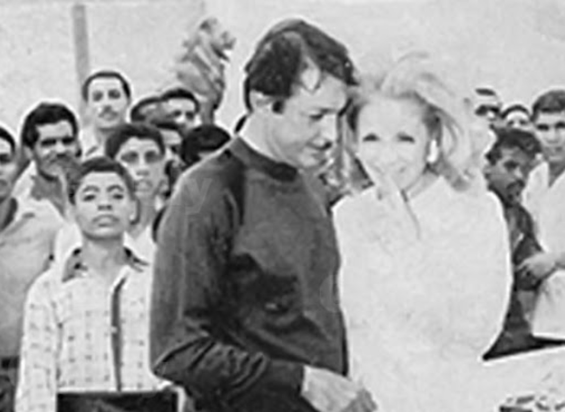 صدمة..  أمير عربي يطعن رشدي أباظة من الظهر ويمارس الجنس مع زوجته في دولة المغرب..  تفاصيل مثيرة 
