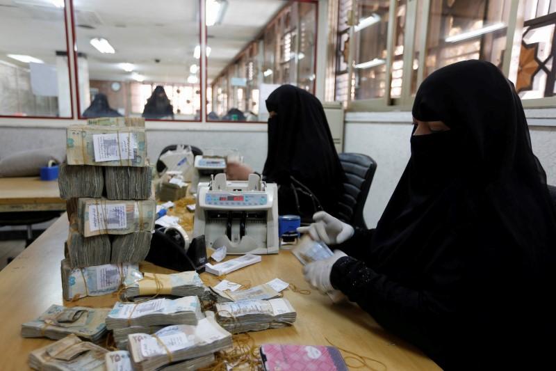 انخفاض كبير ومفاجئ في أسعار الصرف الريال اليمني أمام العملات الأجنبية ( سعر الصرف اليوم ) 