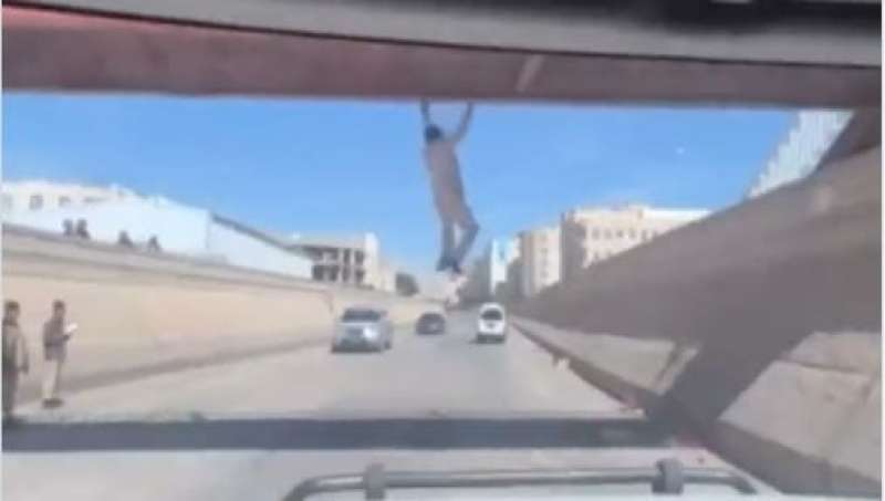 اليمن : شاهد سبيدر مان صنعاء يثير رعب سائقي السيارات بعد تسلقه على جسر معلق بالعاصمة