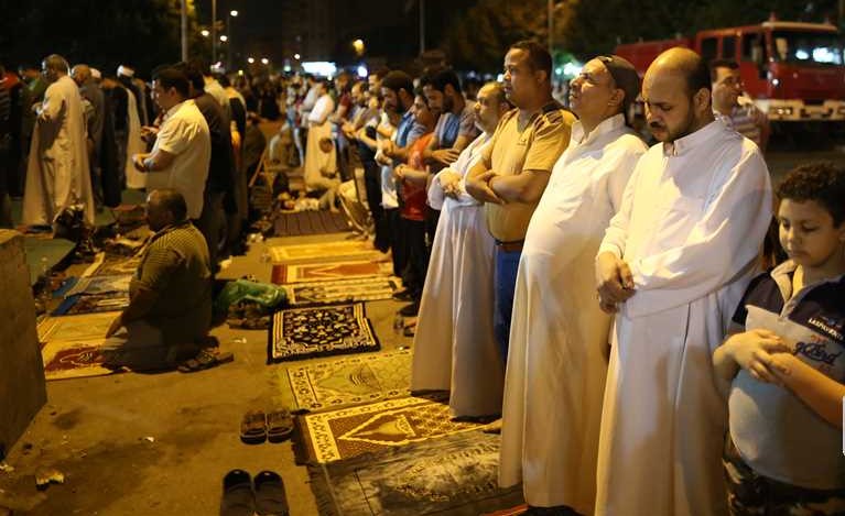 مشهد من صلاة التروايح في مصر