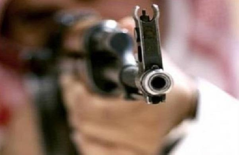 شاهد سعودي قرر قتل ابنته الشابة وعندما أخرج مسدسه ليقضي عليها وقعت مفاجأة لا يصدقها العقل!