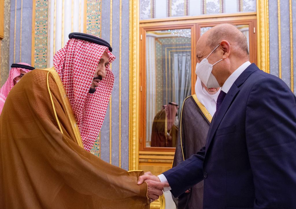  شاهد بالصور الملك سلمان وولي العهد يلتقي قيادة المجلس الرئاسي اليمني وجميع أعضائه 