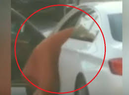 شاب يتحرش بالفتيات