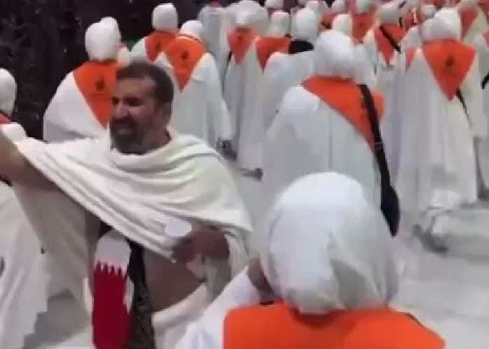 شاهد الأمن السعودي بعتقل احد الحجاج بعد ارتكابه هذا الفعل امام الكعبة