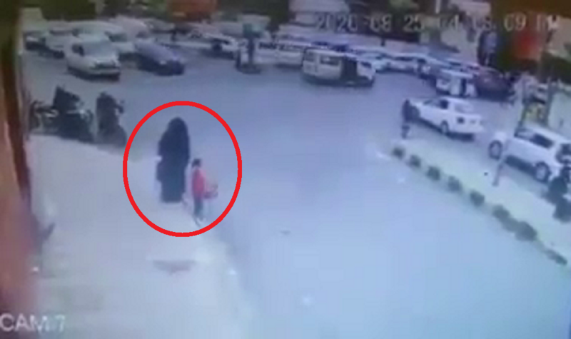 طفلة يمنية وأمها
