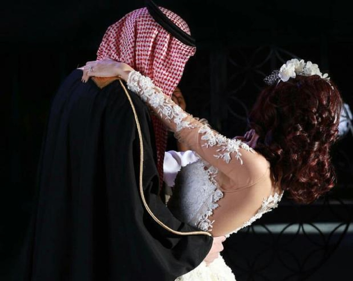 هزت المملكة .. فتاة تزوجت من جارها الكبير في السن لتكون الصدمة الكبيرة بعد شهر من الزواج 