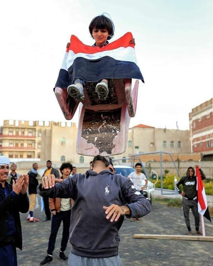 شاب يمني يمتلك موهبة خارقة وخارجة عن حدود العقل في لعبة توازن الاشياء ( شاهد 4 صور ) 