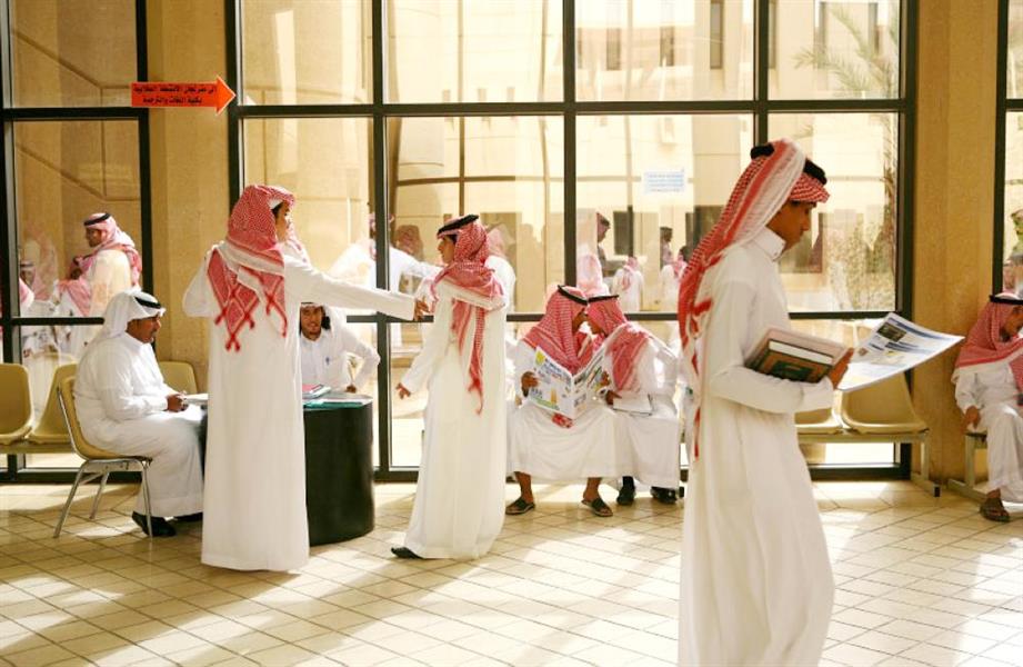 حارس مدرسة في السعودية اصبح حديث الناس عنه لتعامله مع الطالبات بهذه الطريقة !