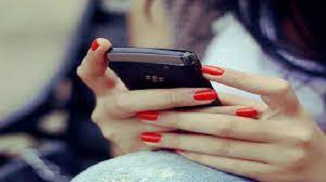 مراهقة نست هاتفها في المنزل والكاميرا مفتوحة.. وعندما عادت لأحضارة شاهدت المفاجئه