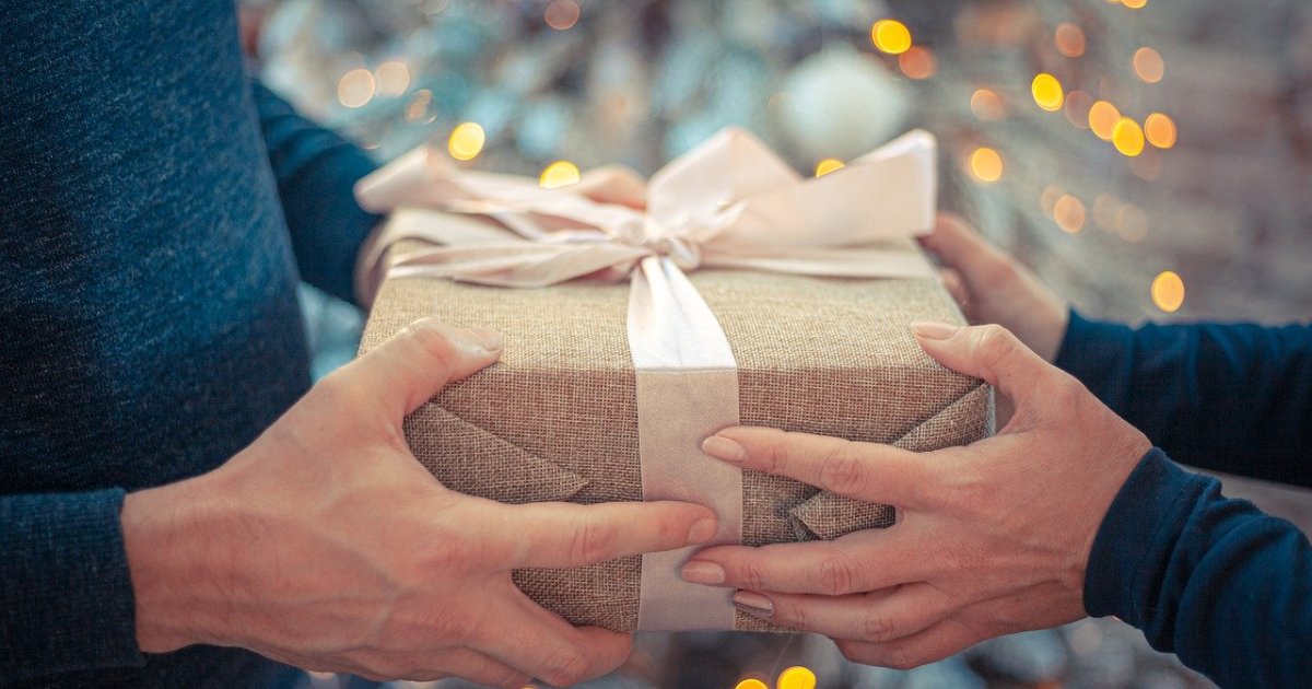 تصدر قائمة الترند الاكثر تداولاً .. ممرض سعودي يهدي زميلته هذه الهديه الغريبه 