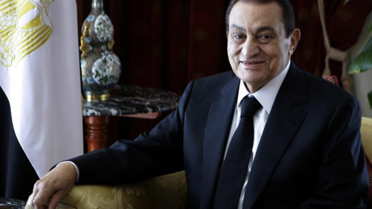 هذا الفنان المصري الشهير و الوحيد الذي عالجه الرئيس مبارك ودفع الملايين له من جيبه الشخصي .. لن تتوقع من هو ؟