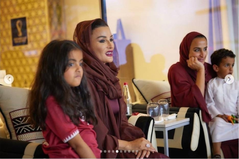 شاهد ماذا فعلت فتاة مغربية مع والدة أمير قطر آثار اعجاب الملايين في كأس العالم...