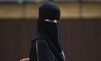 زوجة مقيم أجنبي توقع رجال أمن سعوديين في ورطة وتتسبب لهم  بكارثة كبيرة 