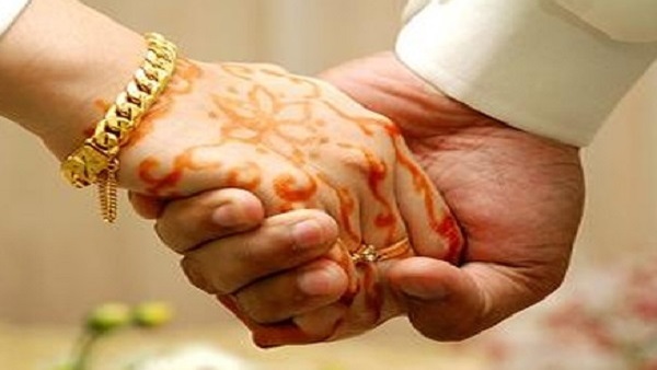 شاب سعودي يتزوج سيدة مسنة طمعا في مالها وذهبها .. وليلة الزفاف كانت المفاجئة المرعبة