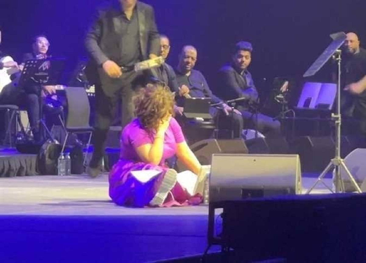 لحظة سقوط شيرين عبدالوهاب
