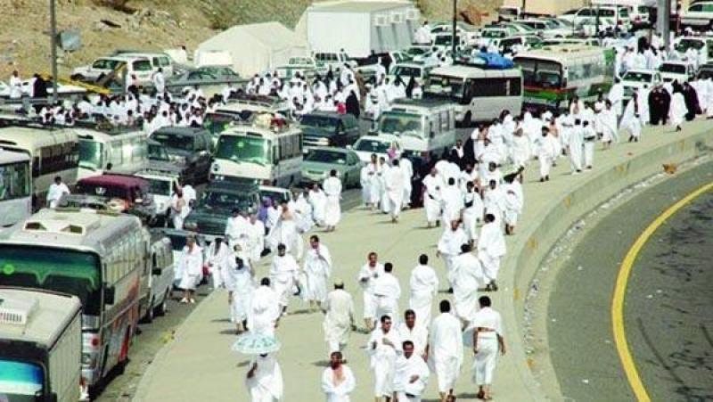 عقب هذا القرار المفاجئ..عشرات المعتمرين اليمنيين عالقين في السعودية (تفاصيل)